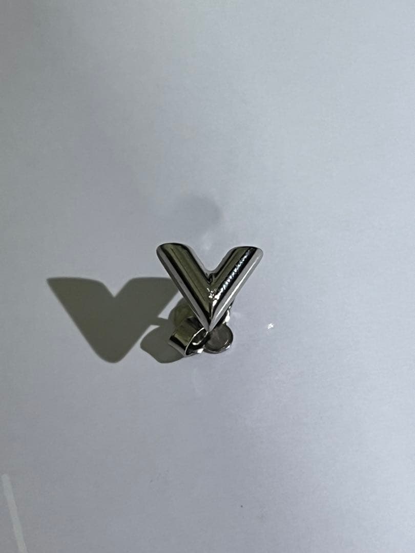 ルイヴィトン シルバーピアス 片耳のみ エセンシャルVピアス