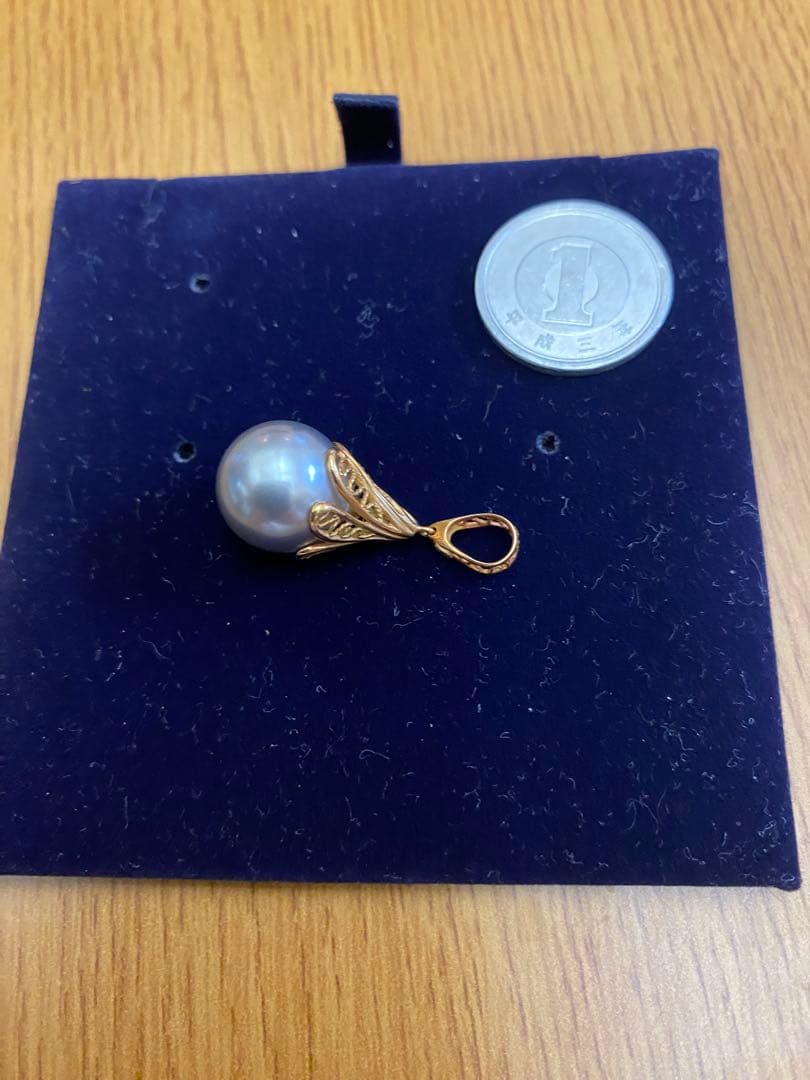 本真珠　黒パール　トップ １２ミリ 金具は刻印有ります。　K１８