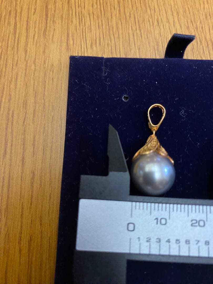 本真珠　黒パール　トップ １２ミリ 金具は刻印有ります。　K１８