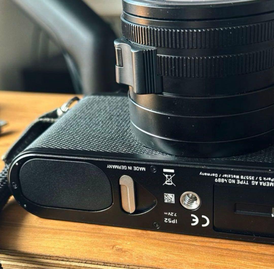 Leica Q2 アルティザン&アーティス レザーカメラケース とサムグリップ有