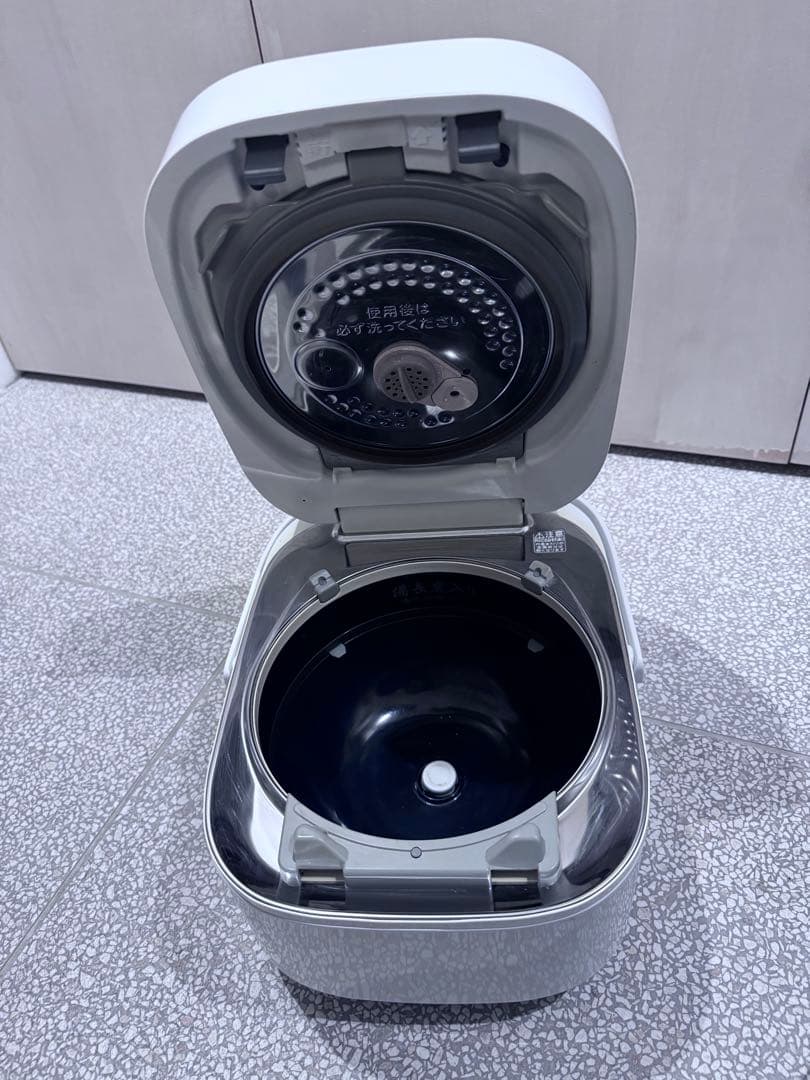 【リサ】東芝　RC-10VXL 真空圧力IHジャー炊飯器、5.5合炊き