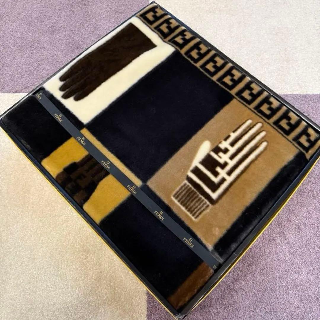 FENDI フェンディ　ハーフブランケット