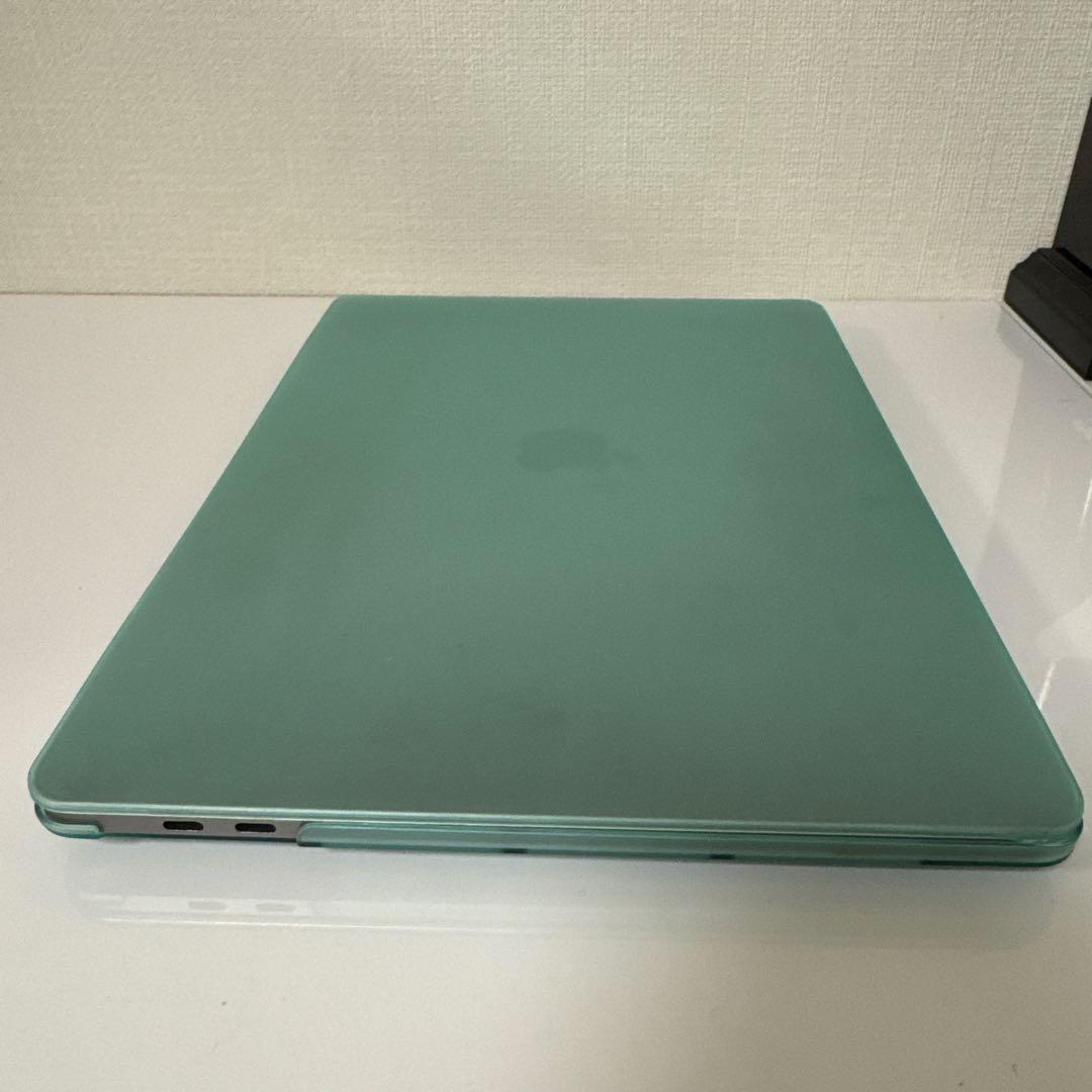 MacBook Pro 13インチ（2018年型）とカバー、アダプタ、ケーブル