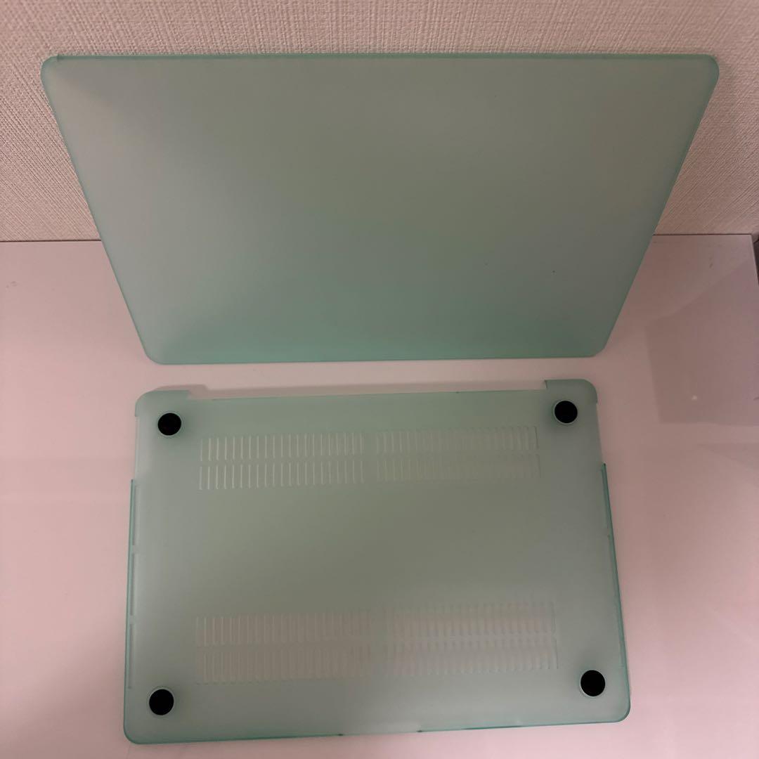 MacBook Pro 13インチ（2018年型）とカバー、アダプタ、ケーブル