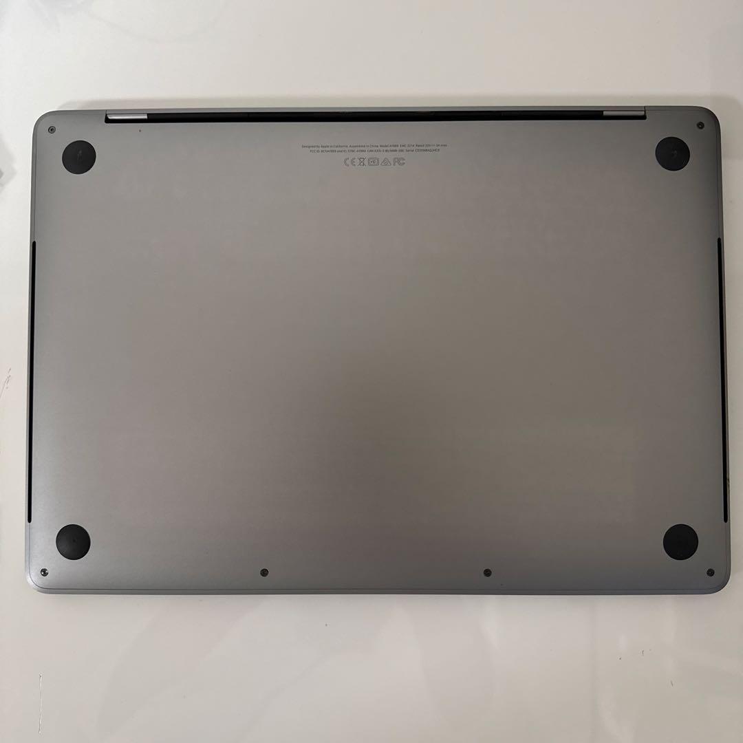 MacBook Pro 13インチ（2018年型）とカバー、アダプタ、ケーブル