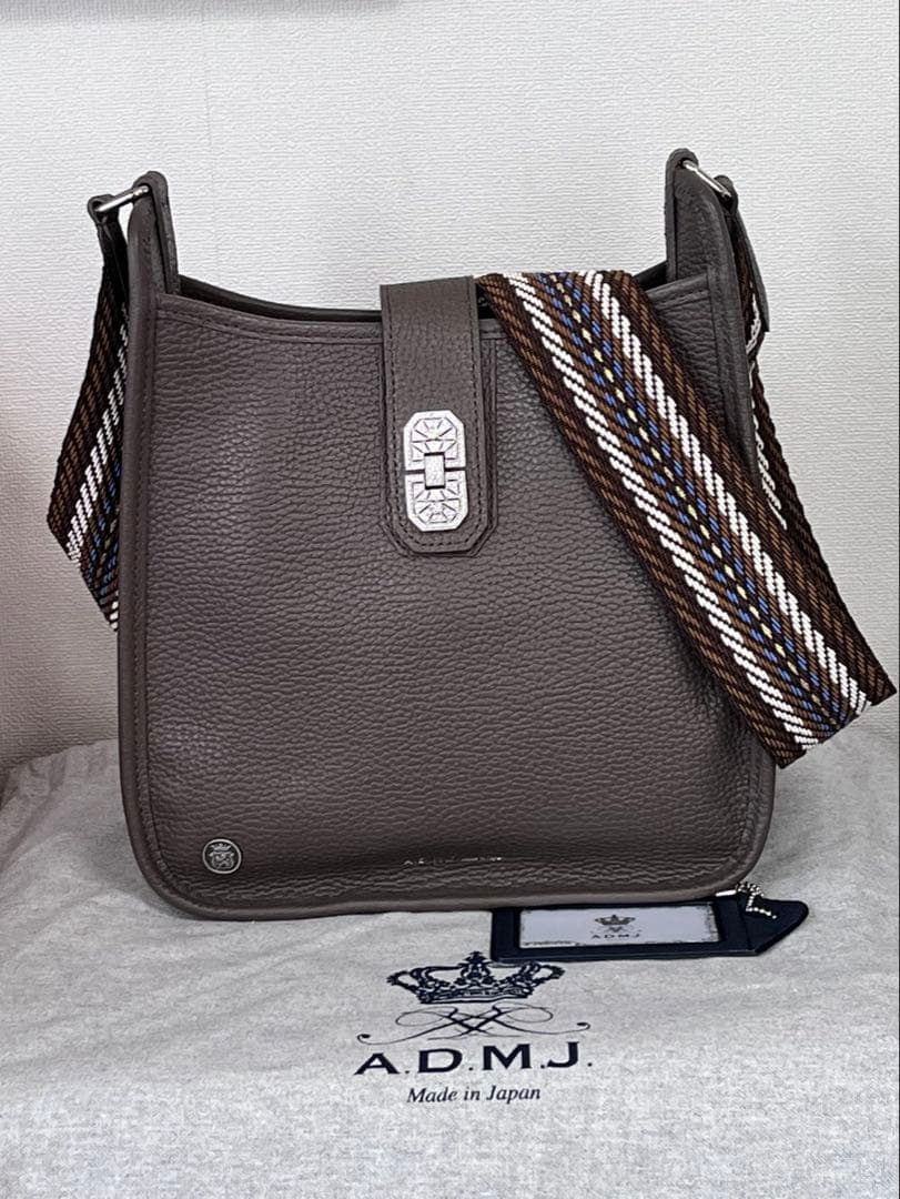【美品】ADMJ アールデコモチーフ クロスボディバッグ