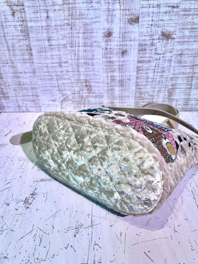 ロラライハリス♡ジグザグベージュファー生地♡刺繍の楕円底バッグ♡本革持ち手