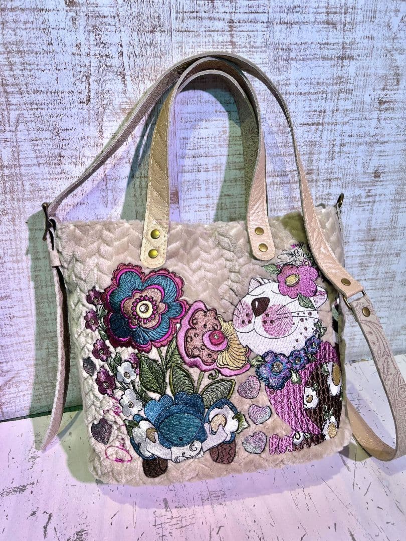 ロラライハリス♡ジグザグベージュファー生地♡刺繍の楕円底バッグ♡本革持ち手