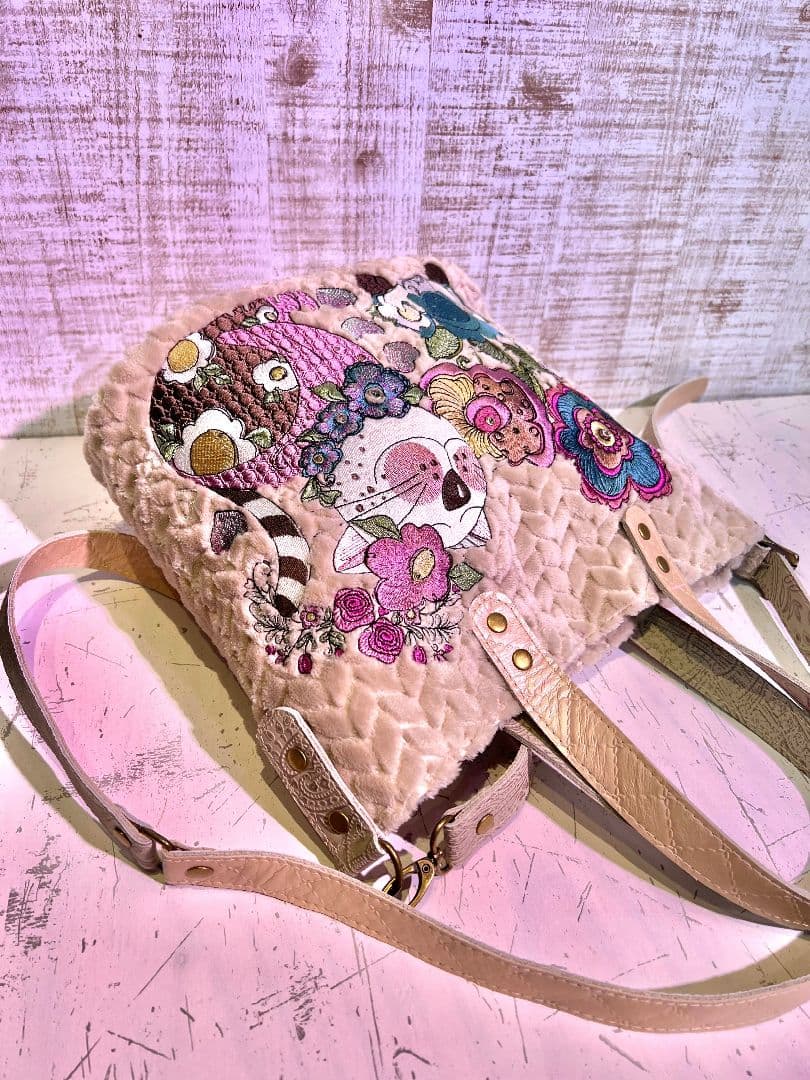 ロラライハリス♡ジグザグベージュファー生地♡刺繍の楕円底バッグ♡本革持ち手