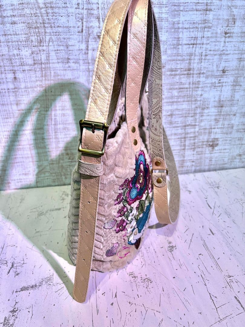 ロラライハリス♡ジグザグベージュファー生地♡刺繍の楕円底バッグ♡本革持ち手