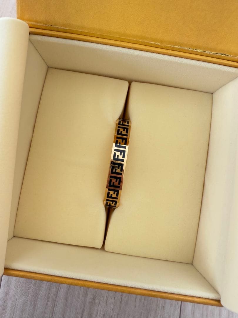 FENDI バングル