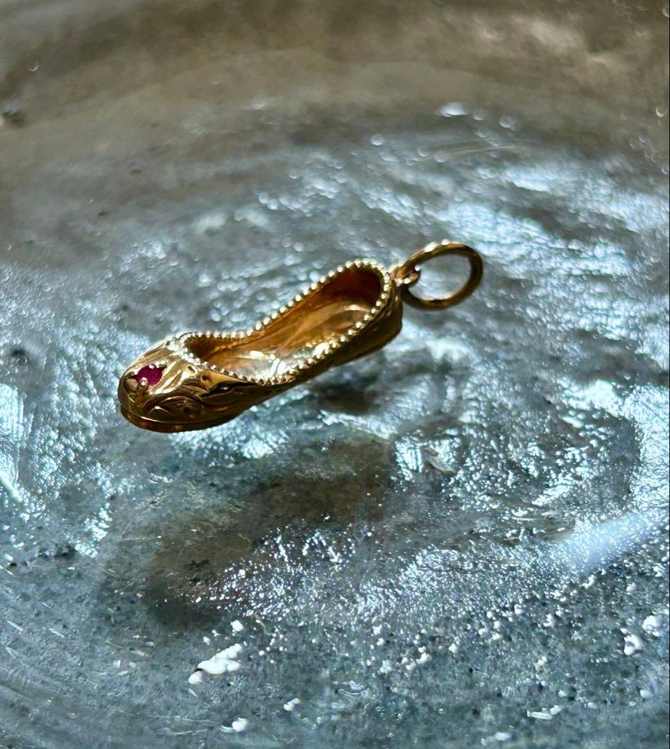 agete ネックレスチャーム　シューズ　K10 ルビー