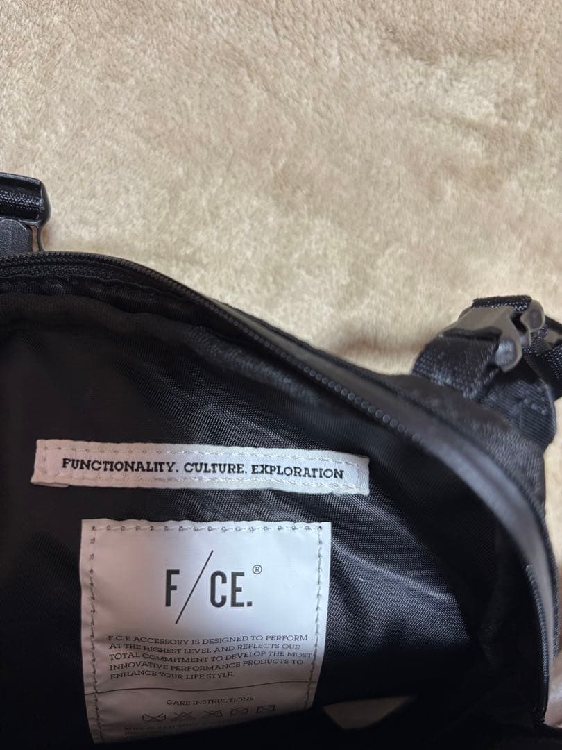 F/CE. ブラック ショルダーバッグ