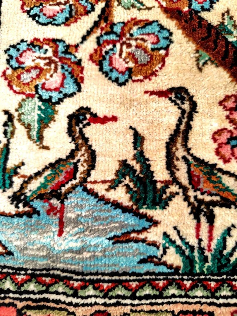 【生命の樹】手織りペルシア絨毯　イラン産シルクタペストリー　花鳥双樹