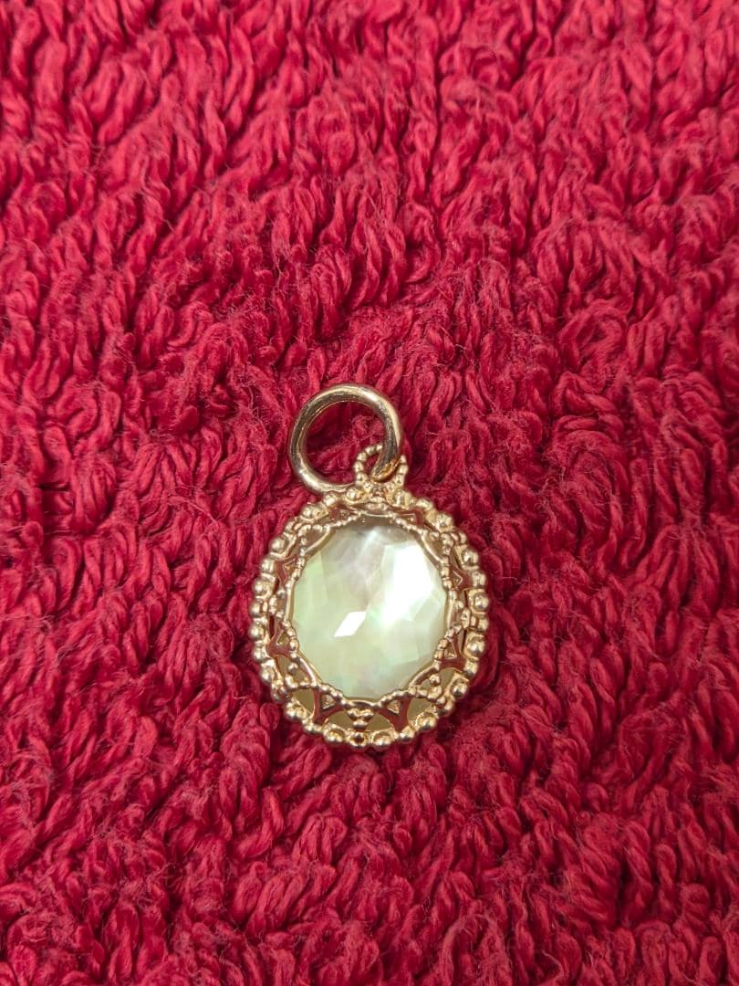 agete　K10クォーツ/シェルチャーム