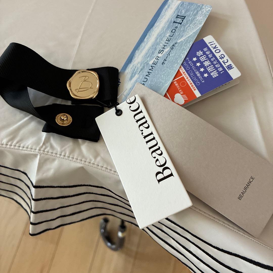 ビューランス　晴雨兼用日傘　持ち手付きホワイト×ブラックライン刺繍　②