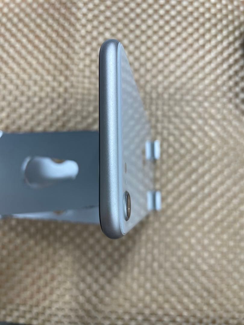 iPhone SE第3世代 64 GB スターライト SIMフリー【4415】