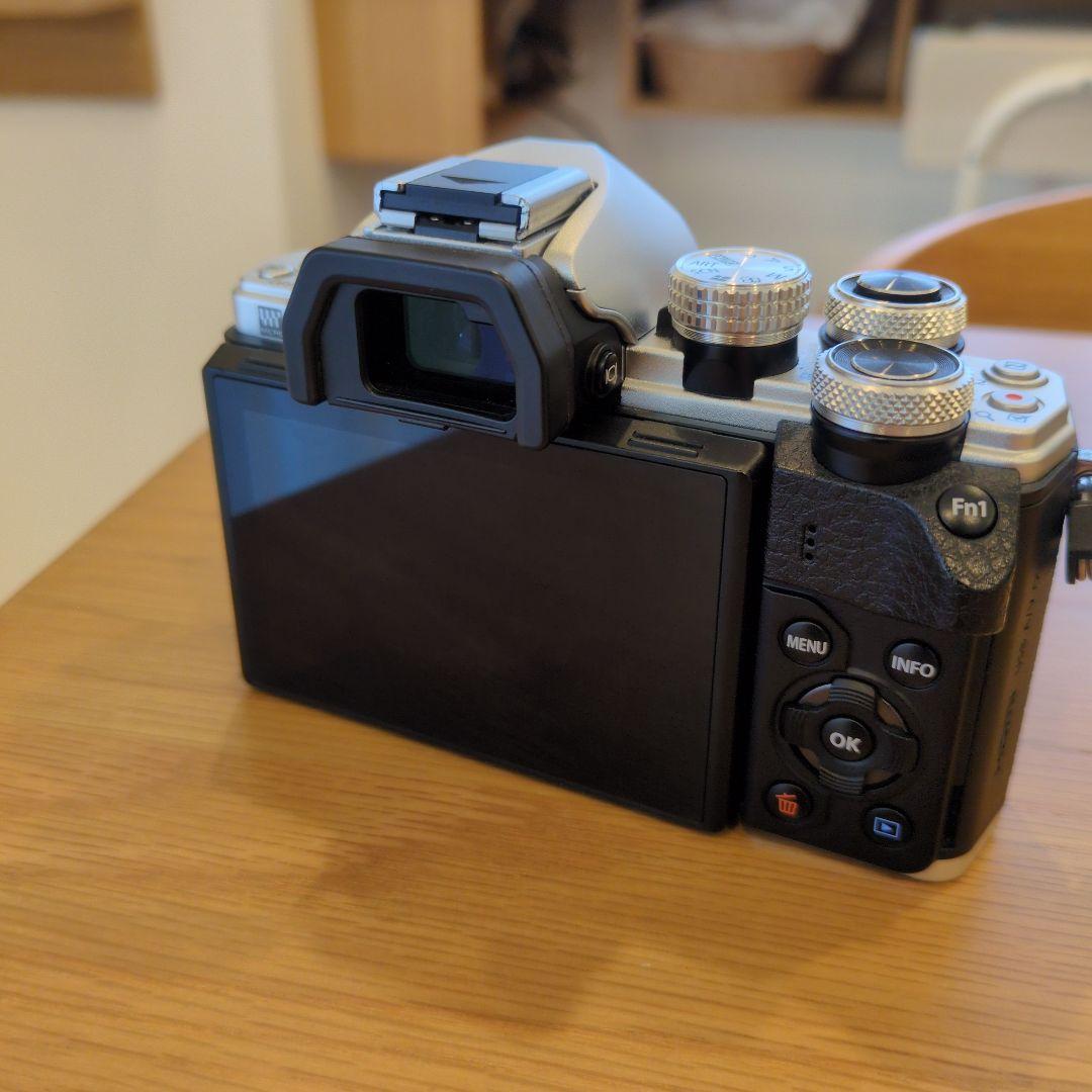 OLYMPUS OM-D E-M10 Mark 2 レンズ他おまけ※商品状態記載