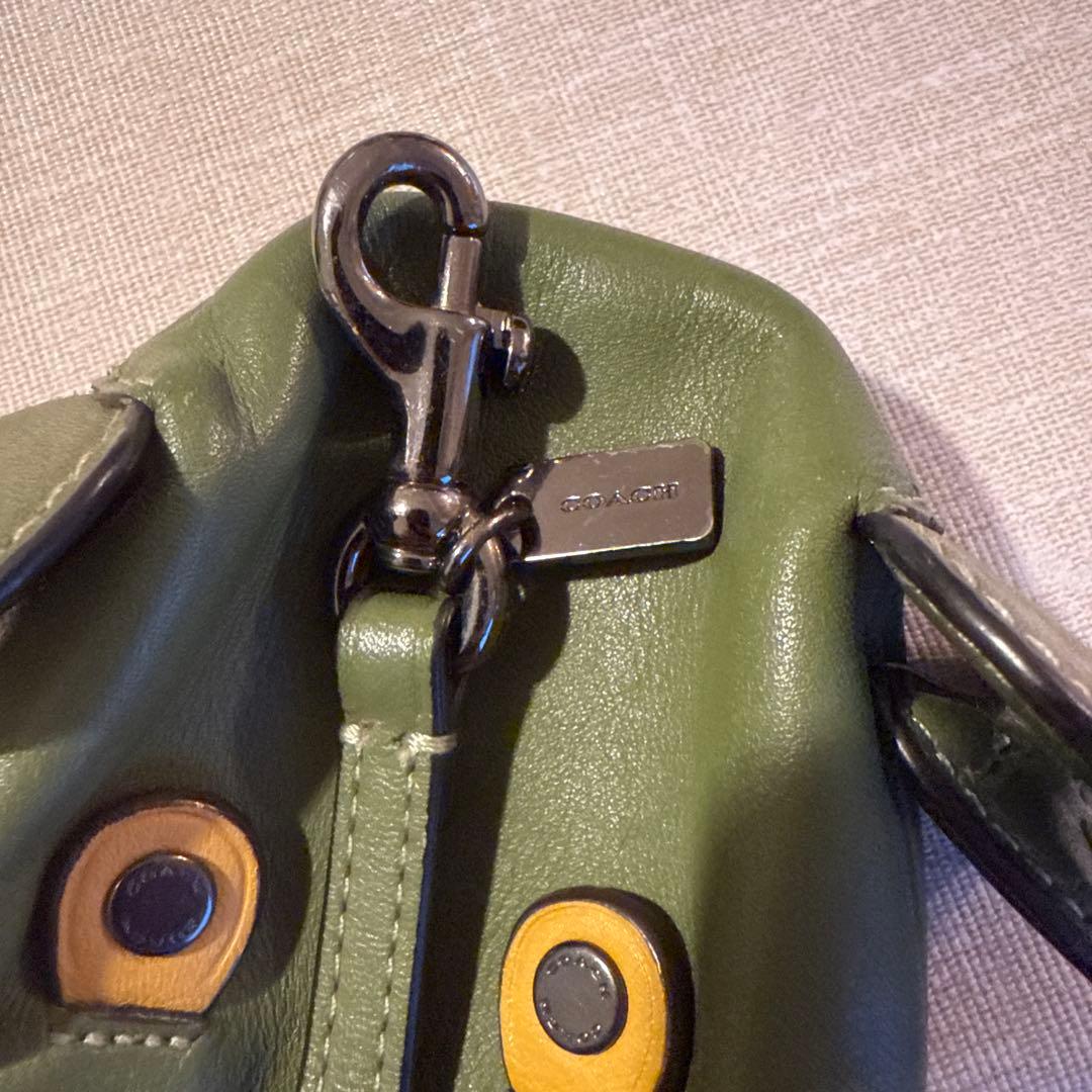 コーチ　ミニ ポーチ がま口 財布 バッグ チャーム 蛙　　　　カーキ