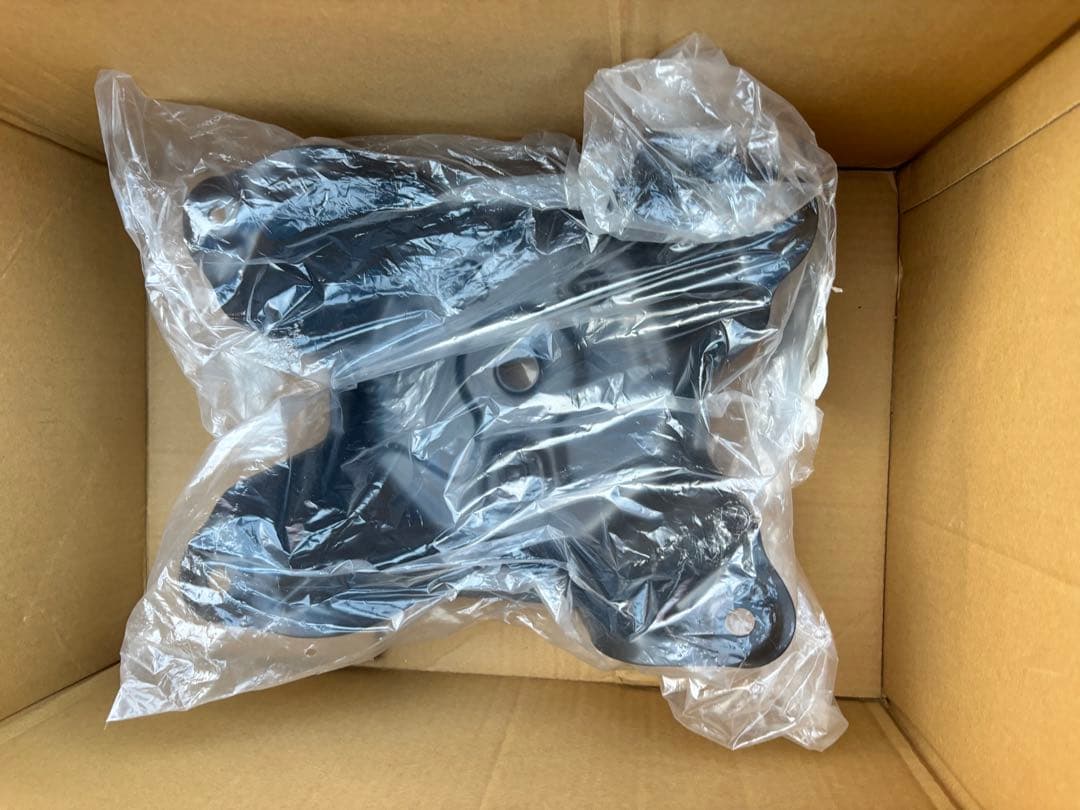 新品未開封　　スズキ　ジムニー シエラ　タイヤブラケット　直接引き取り可