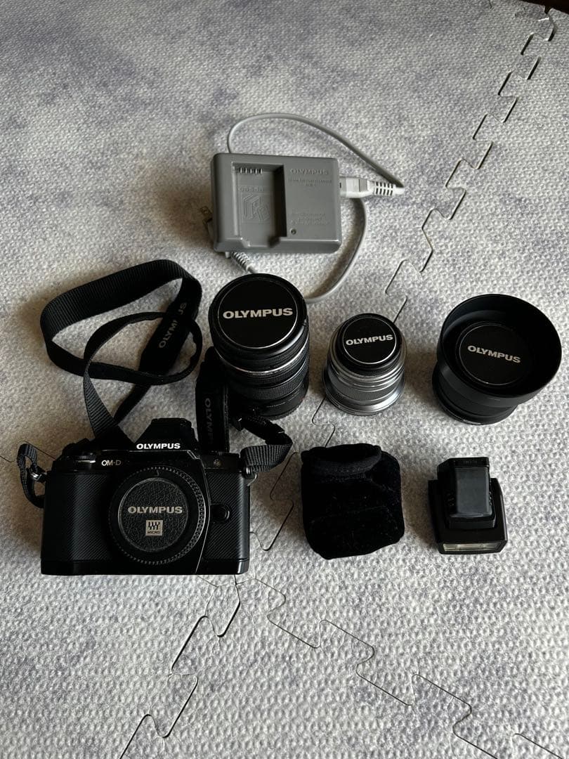 OLYMPUS OM-D ミラーレス一眼カメラ 本体とレンズ3本