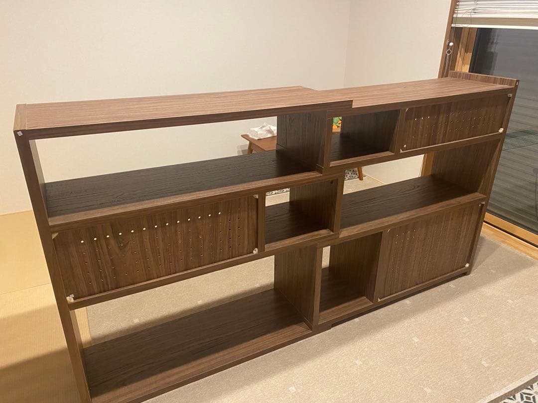 ブラウン木製オープンシェルフ