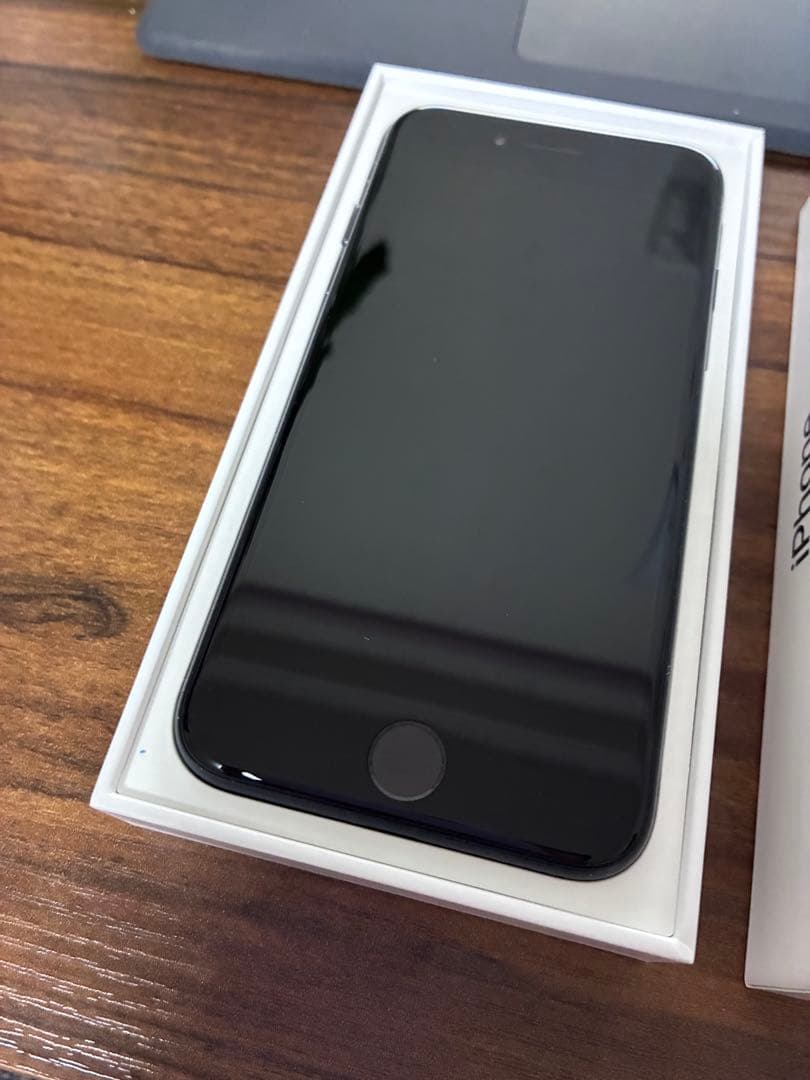 【美品・送料込】Apple iphone se 第3世代