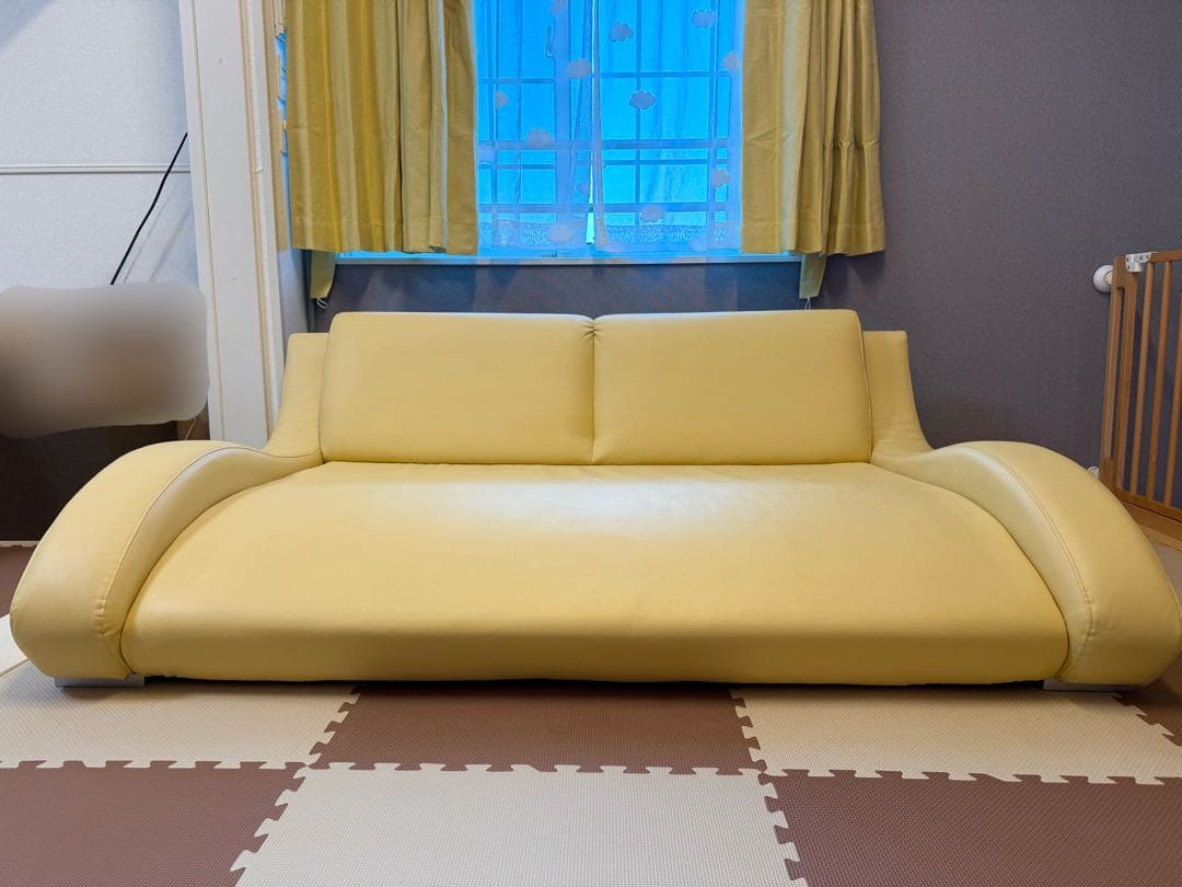 【美品】期間限定！2.5人掛けローソファー　レザー　クリーム色　モダンソファ