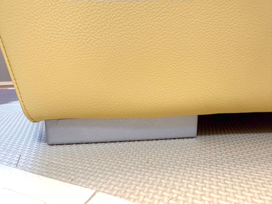 【美品】期間限定！2.5人掛けローソファー　レザー　クリーム色　モダンソファ