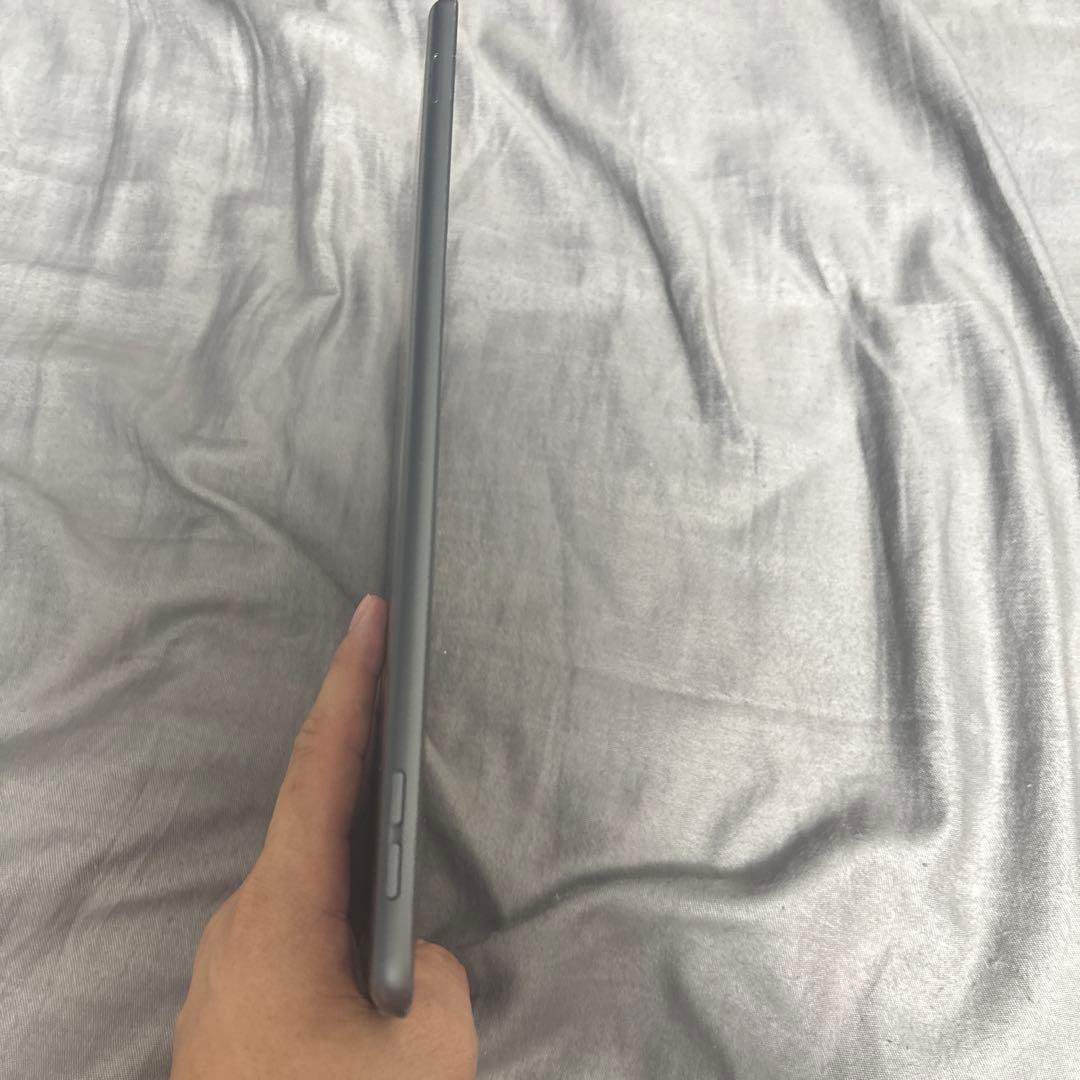 J*D様 Apple iPad グレー ひび割れあり