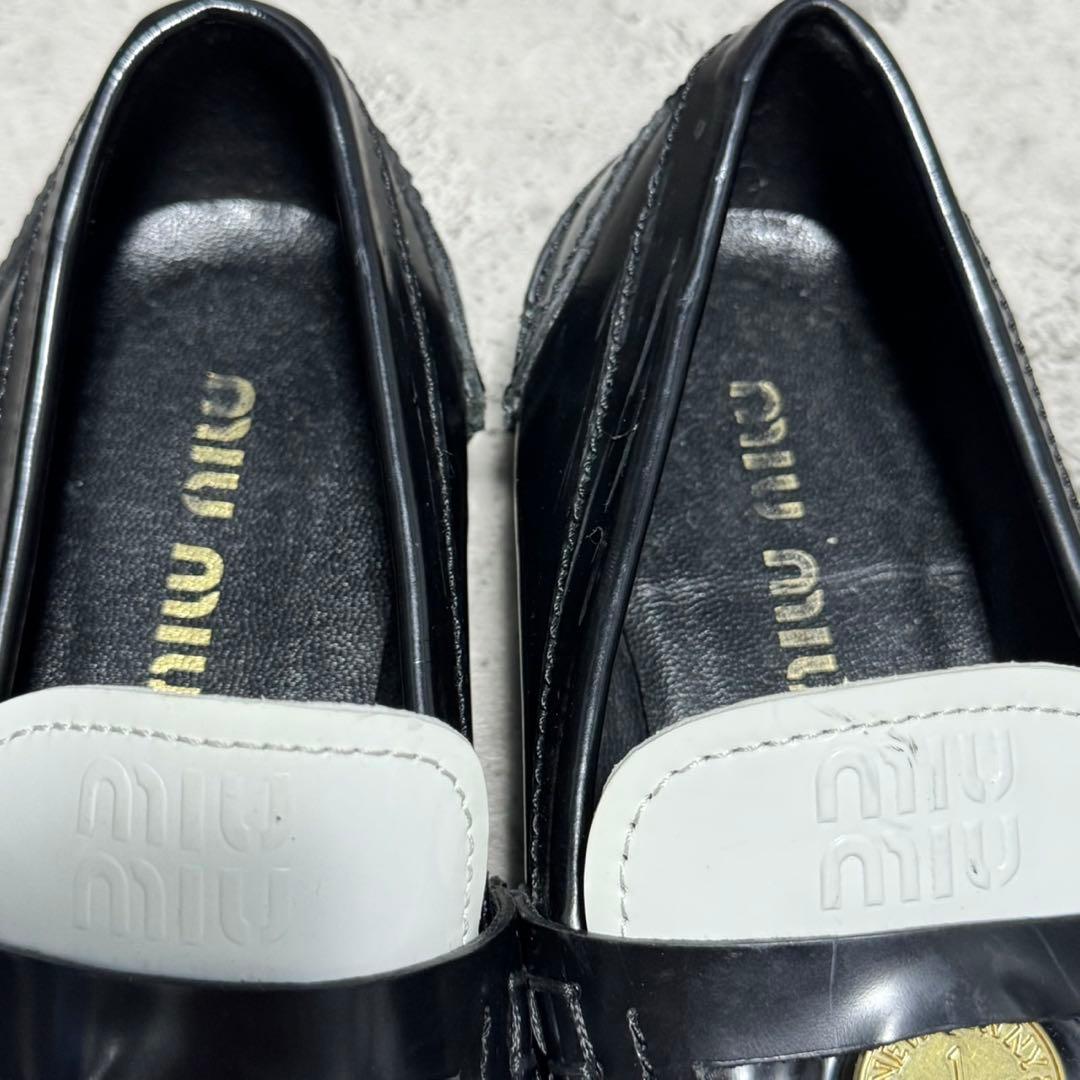 靴 Miu Miu Coin Two Tone Penny Loafers