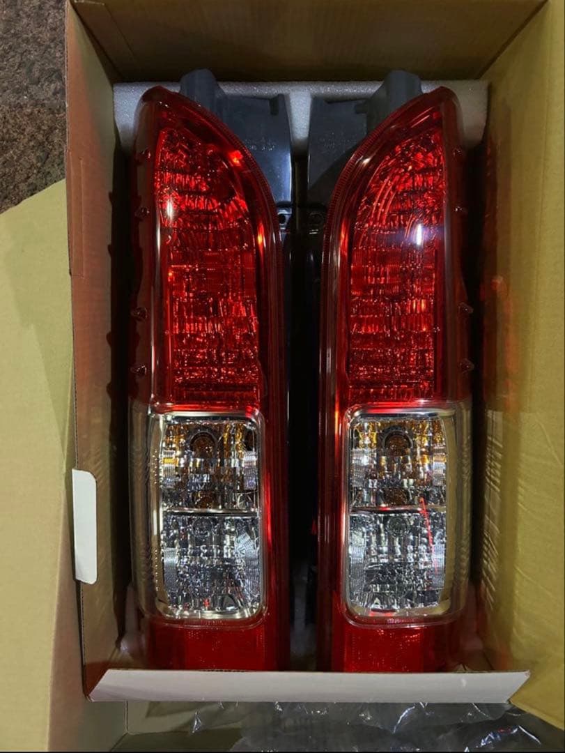 ハイエース　純正　テールランプ