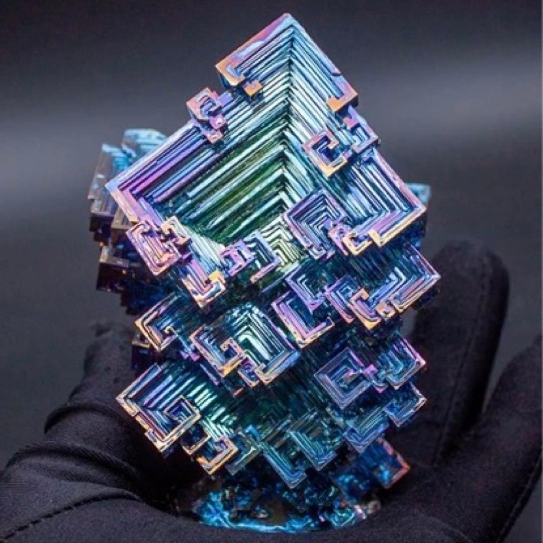 【ビスマス価格高騰！】神秘的なビスマス結晶 606g ケース付き