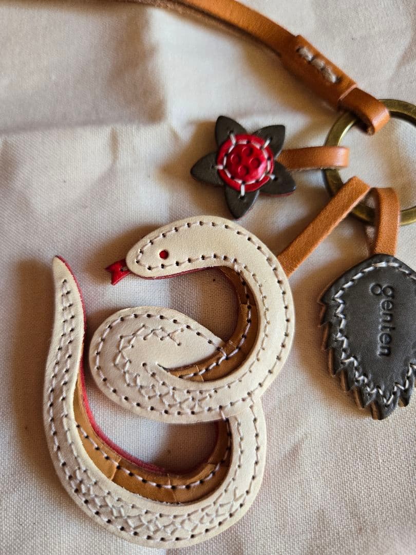 genten　ゲンテン　ワクワクチャーム　白ヘビ　【新品、未使用】