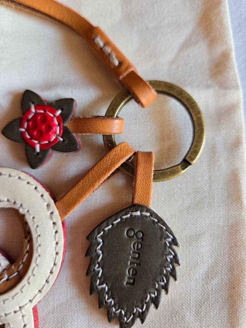 genten　ゲンテン　ワクワクチャーム　白ヘビ　【新品、未使用】