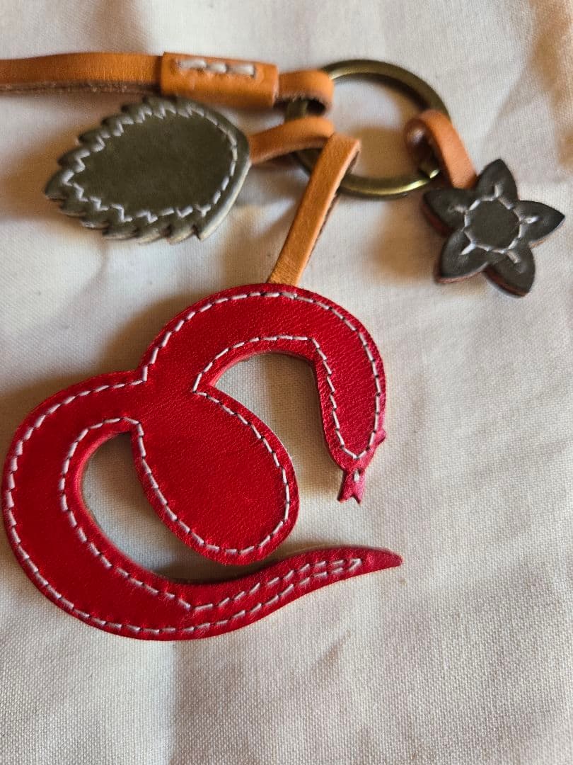 genten　ゲンテン　ワクワクチャーム　白ヘビ　【新品、未使用】