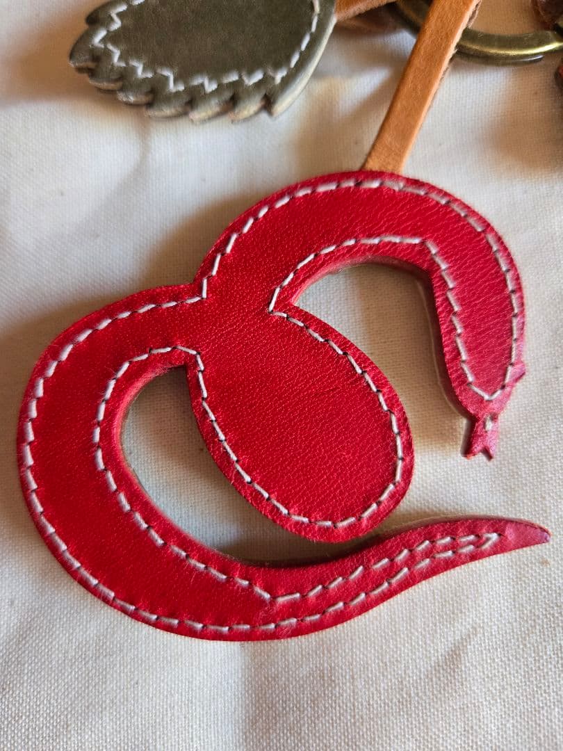 genten　ゲンテン　ワクワクチャーム　白ヘビ　【新品、未使用】