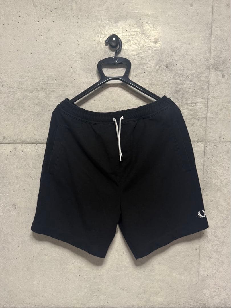 FRED PERRY ブラックショートパンツ