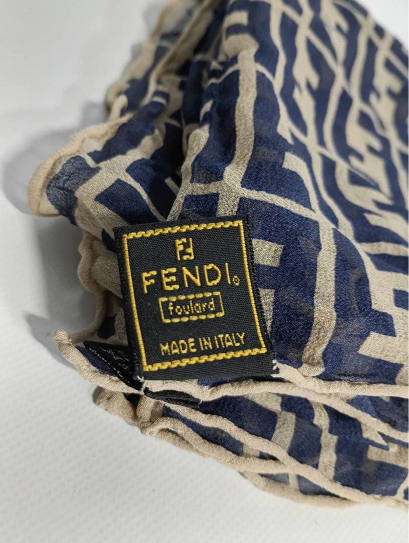 FENDIフェンディ伊FF69ズッカ柄ベージュ×紺シルクストールショールマフラー
