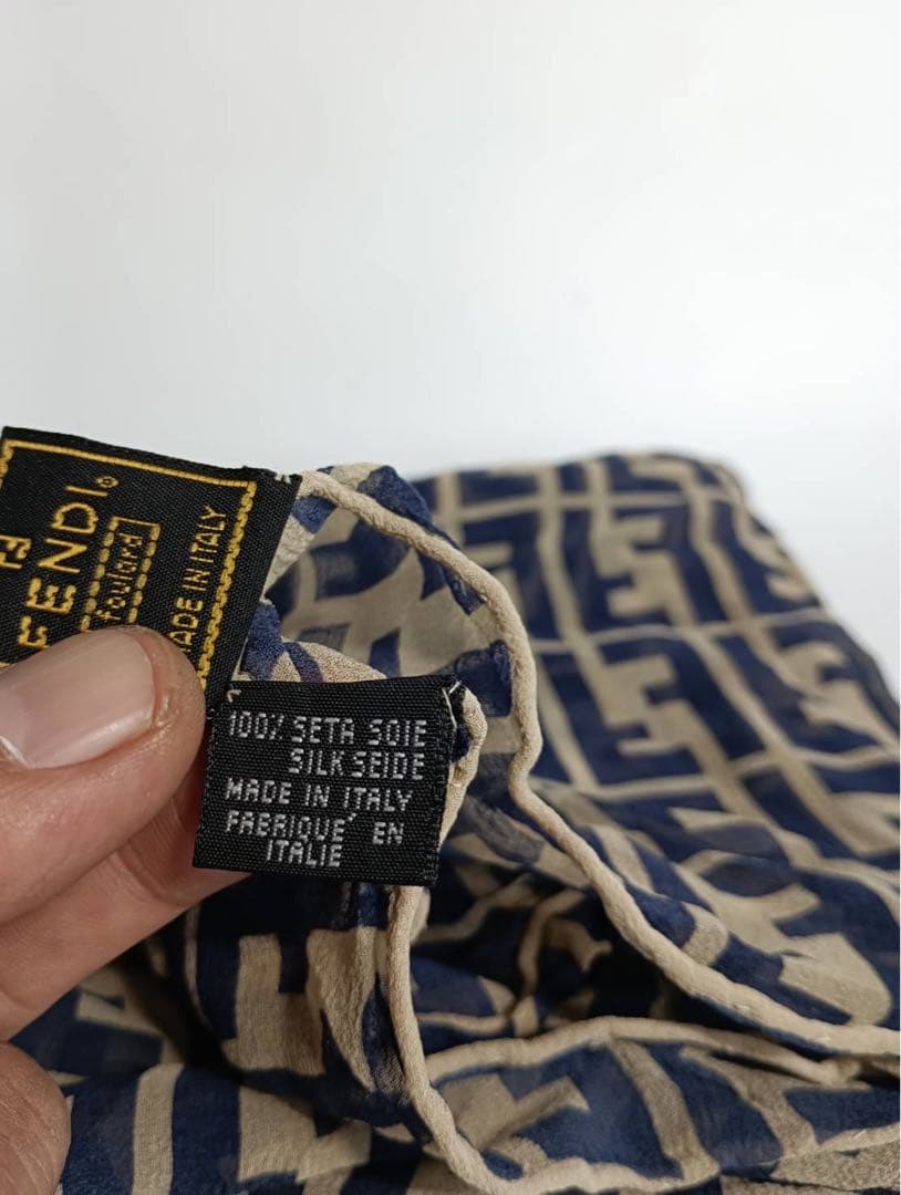 FENDIフェンディ伊FF69ズッカ柄ベージュ×紺シルクストールショールマフラー