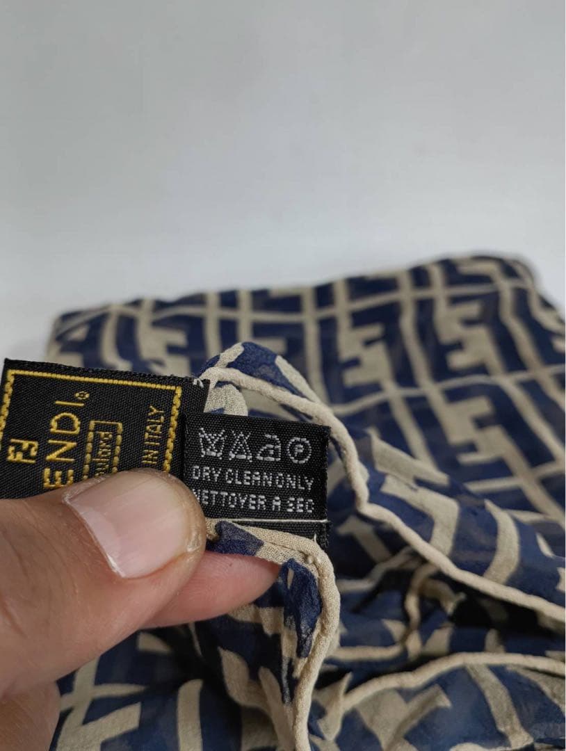 FENDIフェンディ伊FF69ズッカ柄ベージュ×紺シルクストールショールマフラー