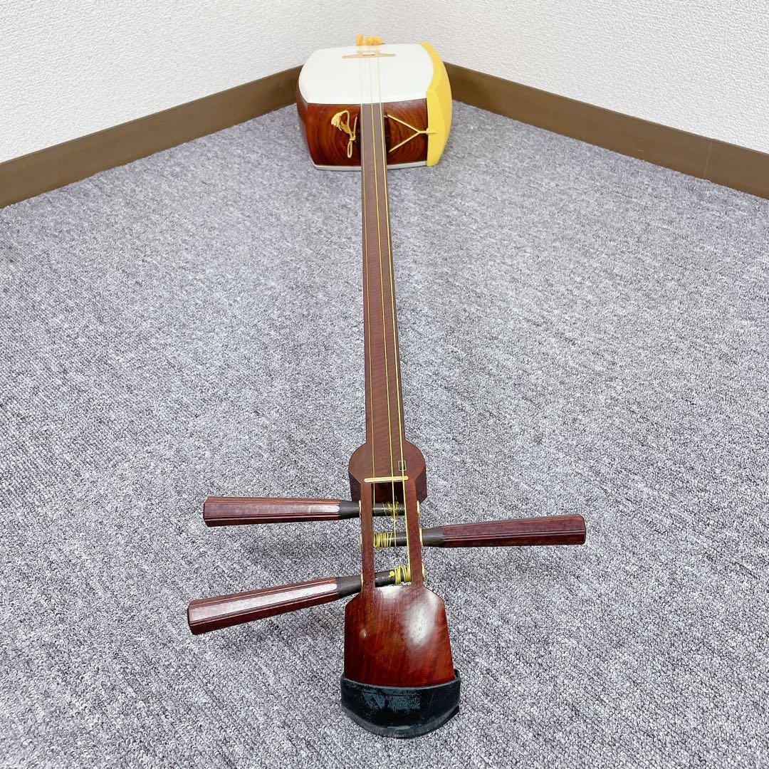 三味線 虎トチ紅木 子持ち綾杉胴 犬皮 二本溝 紅木糸巻き K22 金細 細棹