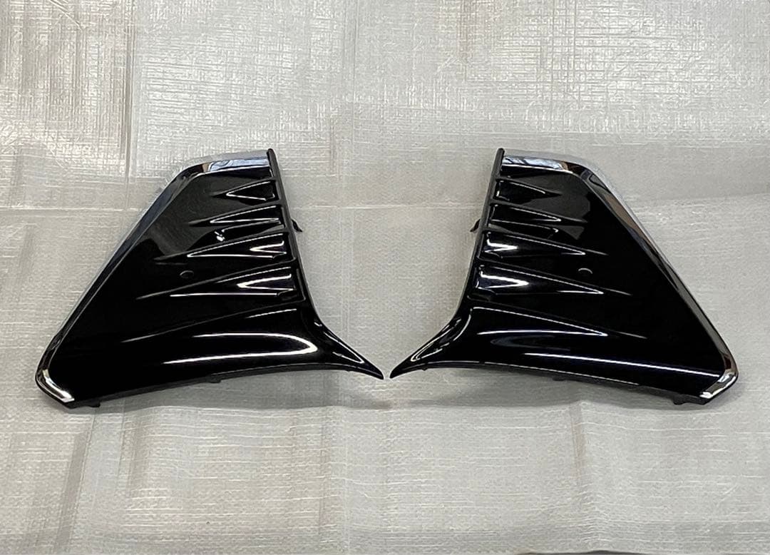 ♦︎トヨタ　ヴォクシー80後期フォグランプガバー★左右★ブラック★