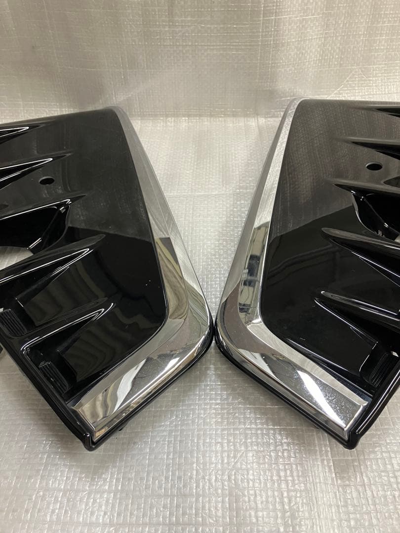 ♦︎トヨタ　ヴォクシー80後期フォグランプガバー★左右★ブラック★