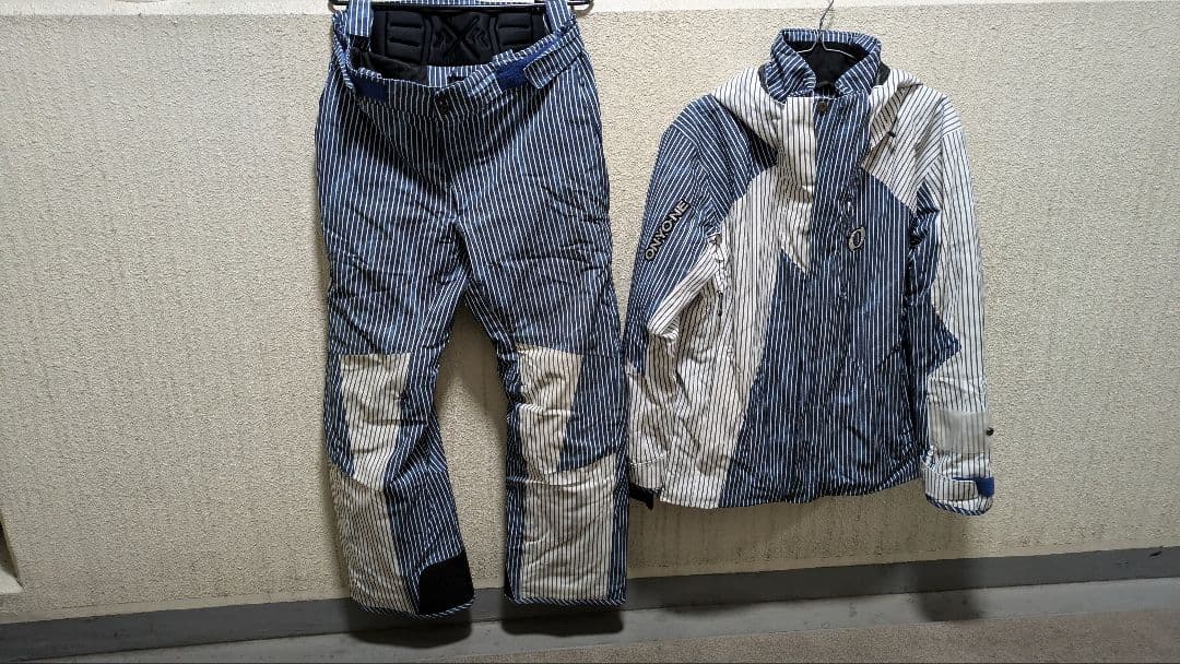 2023-2024年ONYONEスキーウェア（ジャケット・パンツ）セット