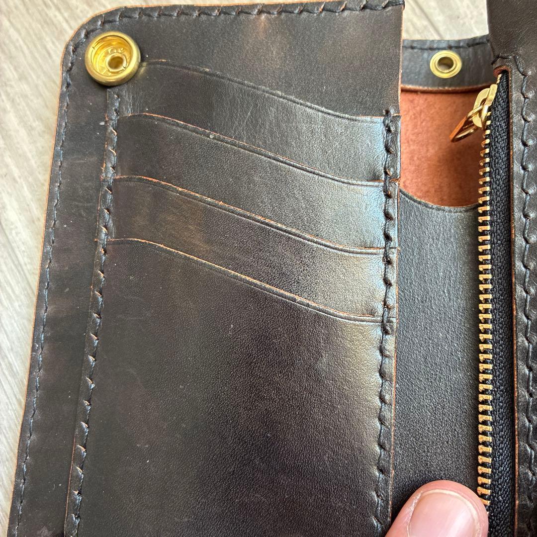 【茶芯ブラック】ミドルトラッカーウォレット　真鍮　黒ステッチ　お札を折らずに収納