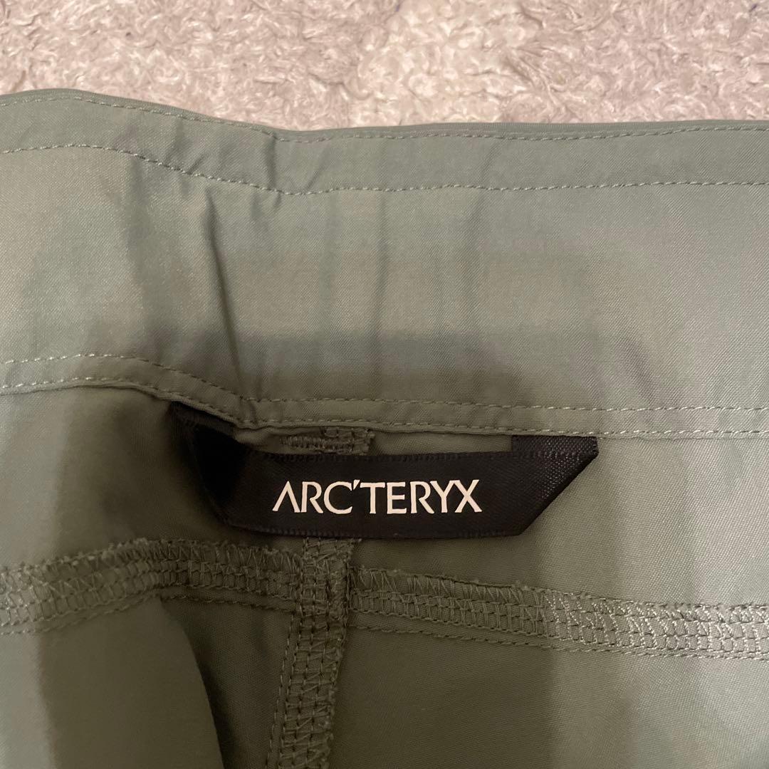 値下げ！ARC'TERYX レディースパンツ　オリーブグリーン サイズ4