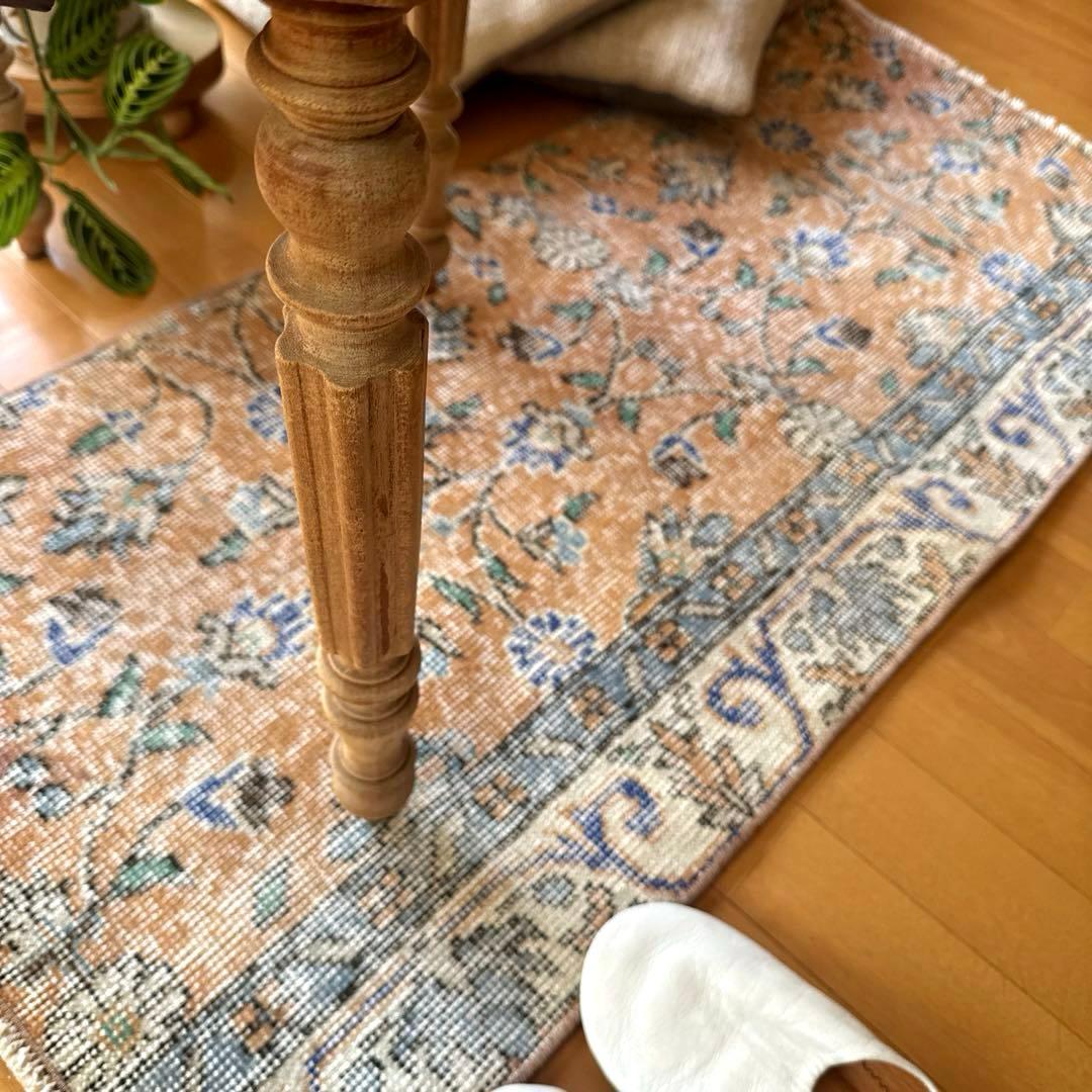 56×120ペールオレンジ　青い花　ボタニカル　トルコヴィンテージラグ