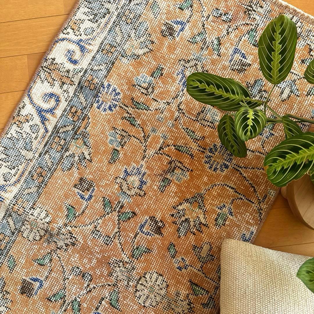 56×120ペールオレンジ　青い花　ボタニカル　トルコヴィンテージラグ