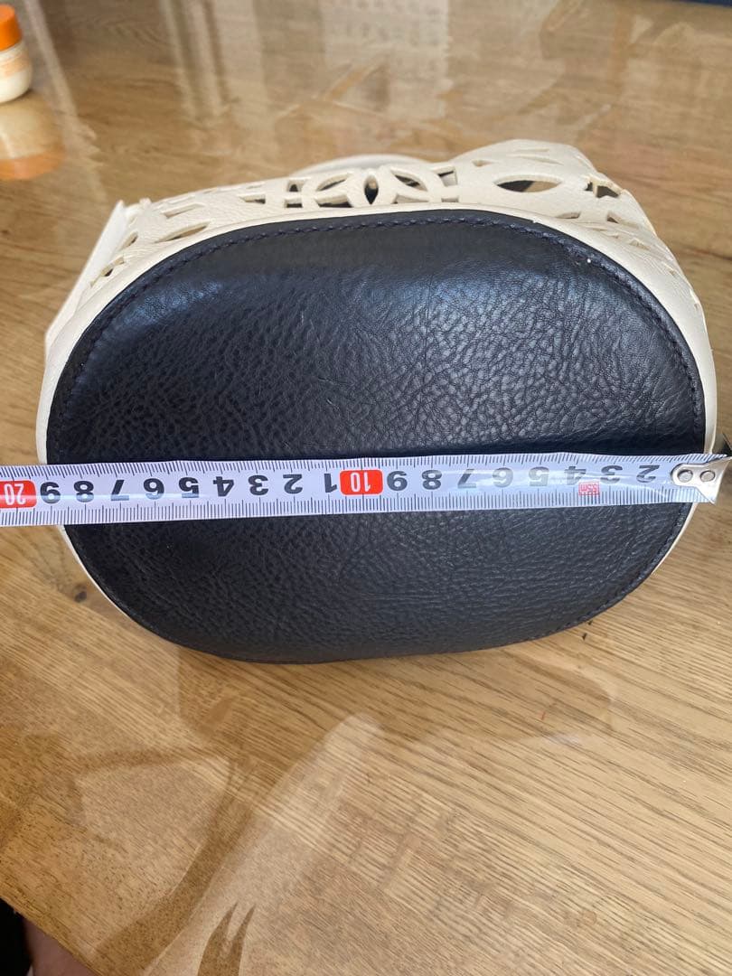 ゲンテン　ホワイト カットアウトデザイン レザーバッグ　最終価格です